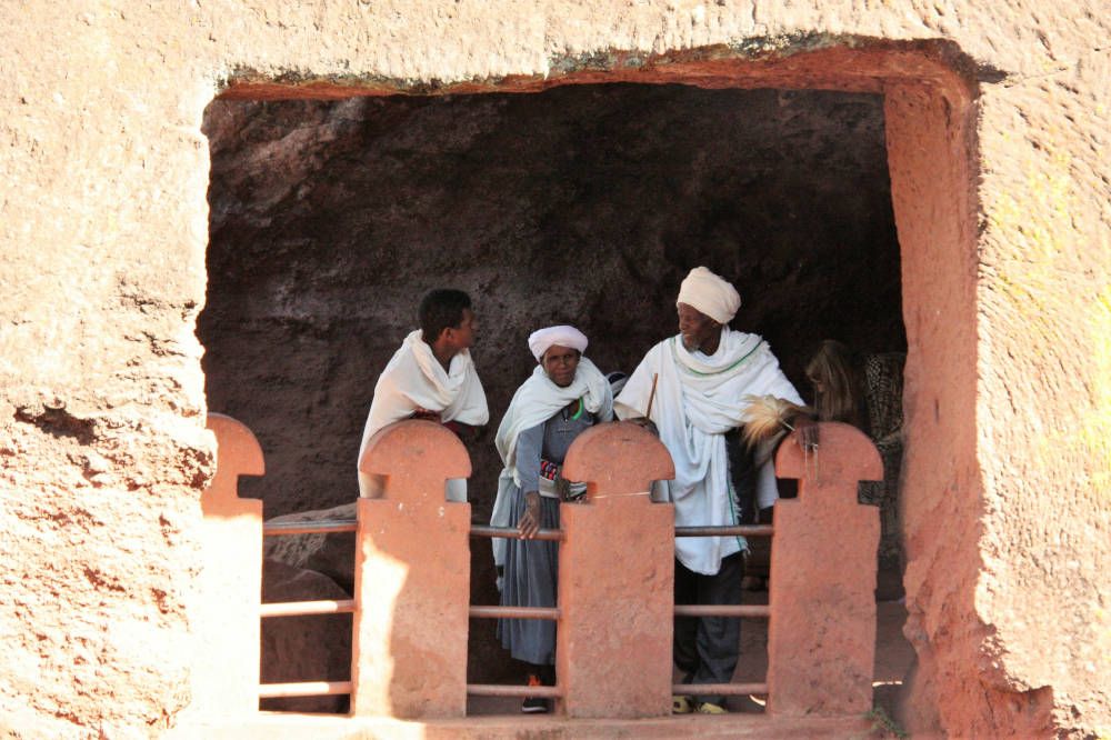 Gelovigen op een balkon van een kerk in Noord-Ethiopië