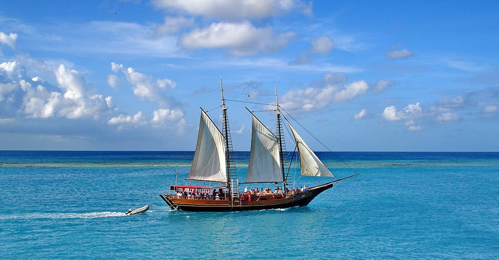 zeilschip met toeristen op Aruba