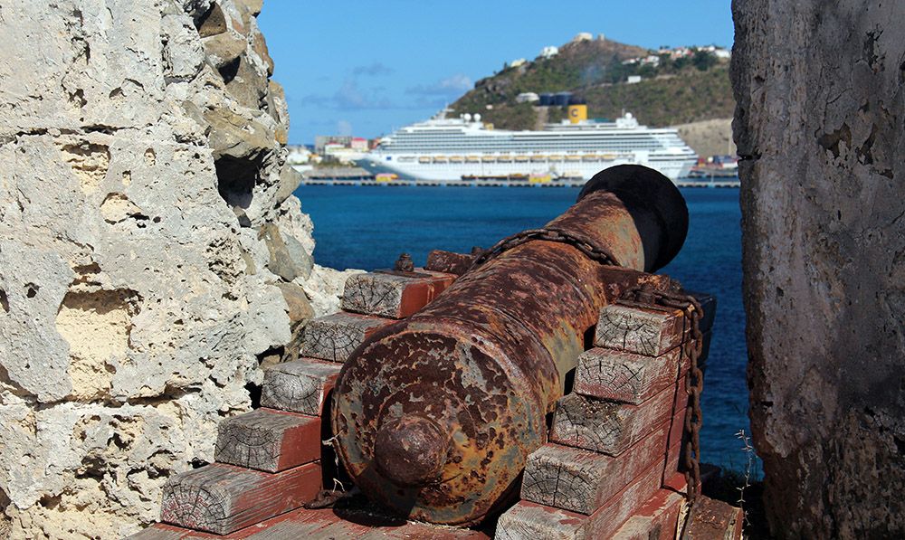 kanon gericht op een cruiseschip