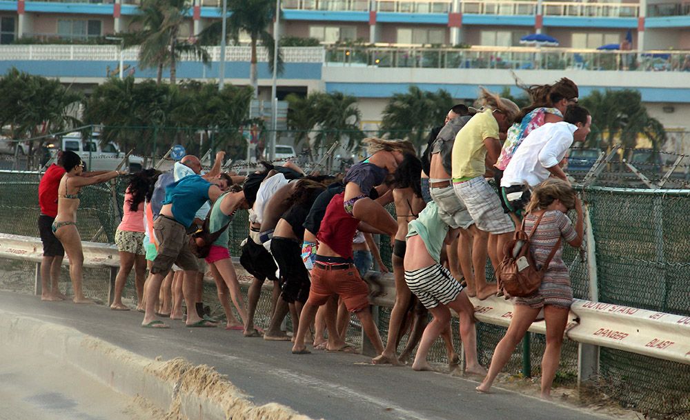 toeristen bij Maho Beach