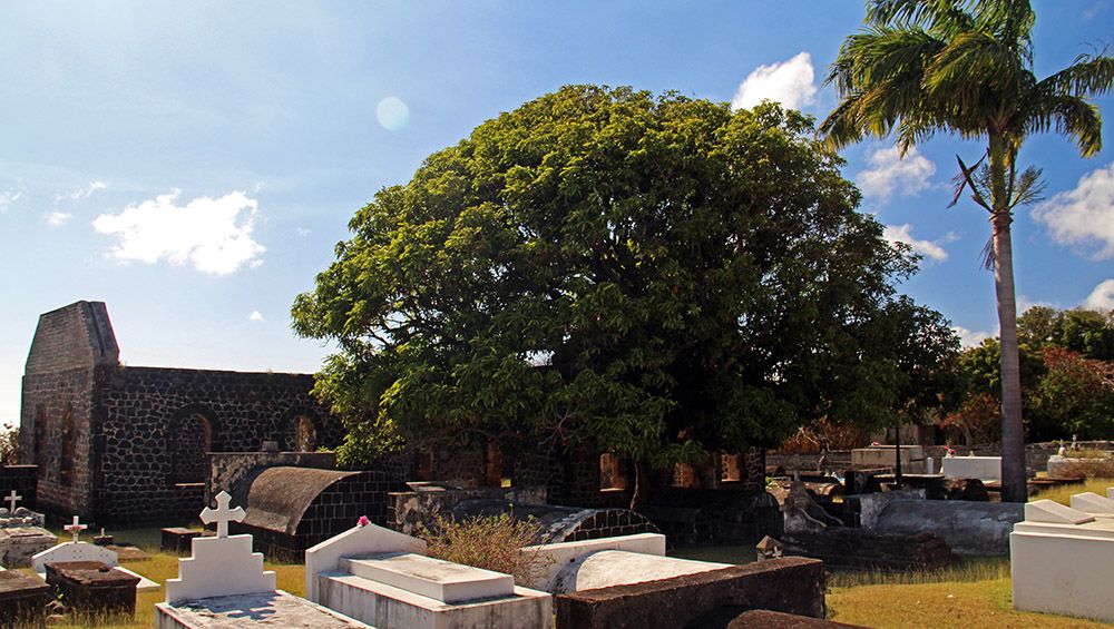 Kerk met kerkhof op Statia