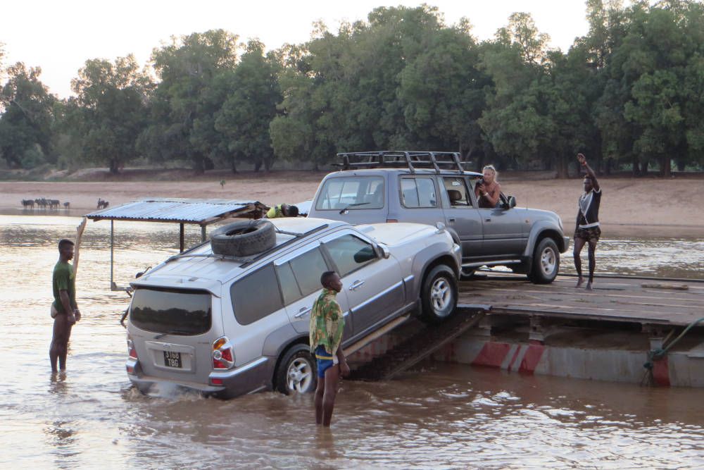 Oversteek met de auto van een rivier