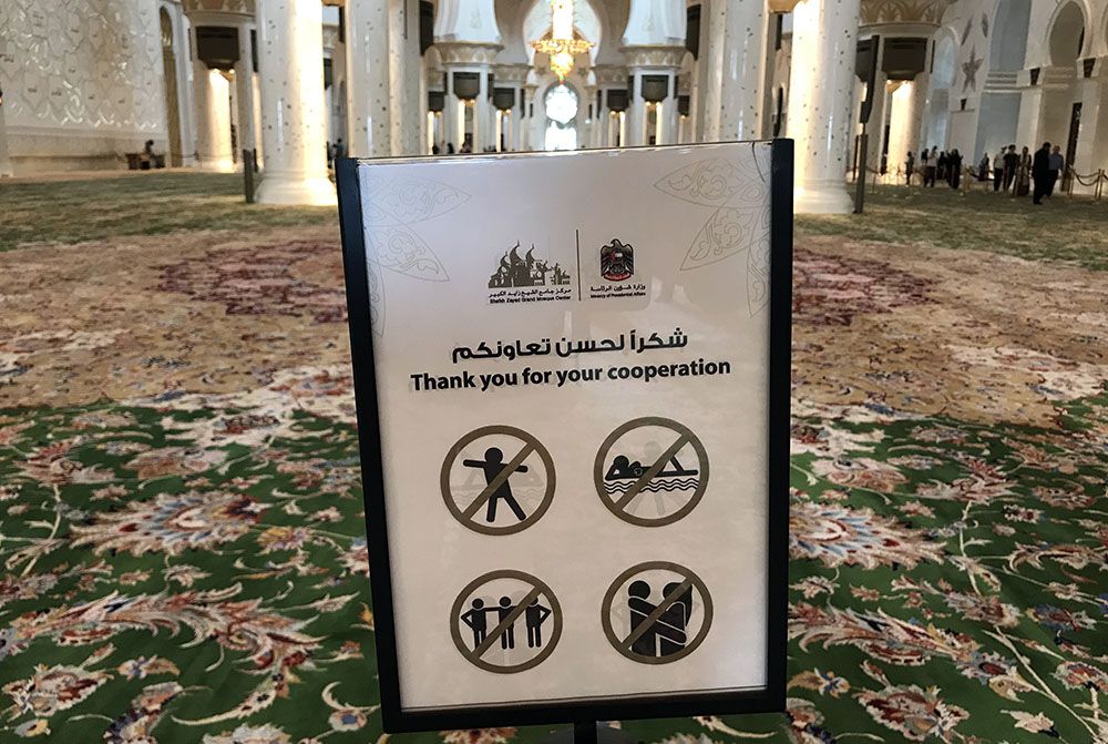 do's and don'ts voor in de moskee van Abu Dhabi