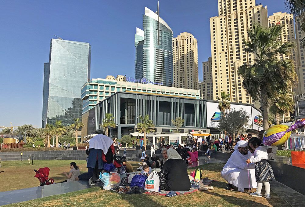 locals op het strand van JBR, Dubai