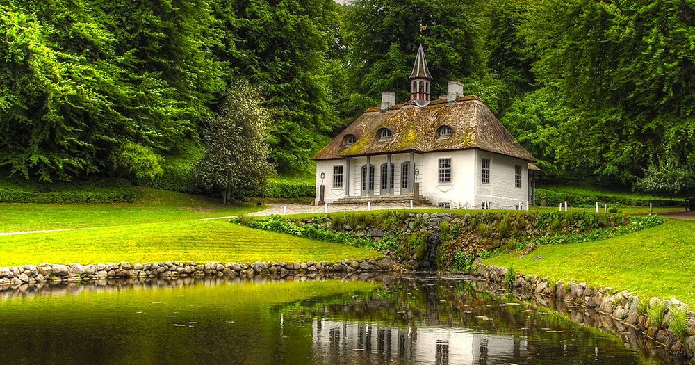 huis aan een meer in Liselund