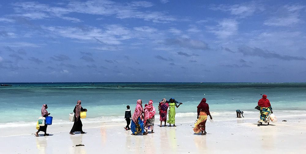 Masai op het strand van Zanzibar, Tanzania