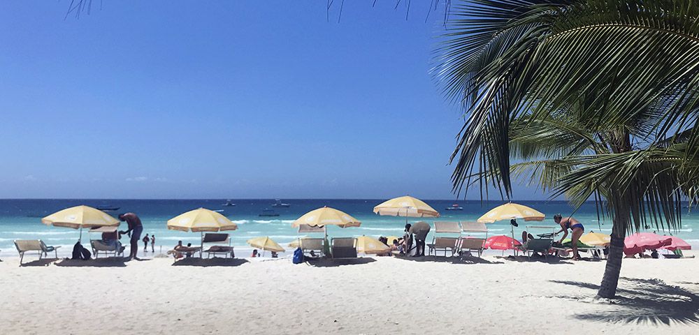 Strand met parasols, Zanzibar