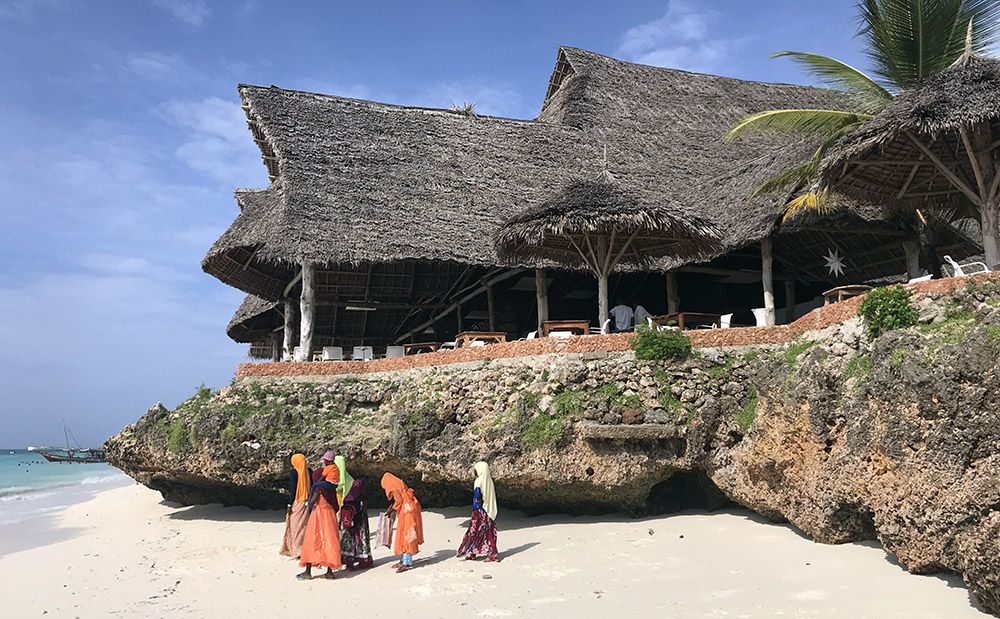 strand bij Nungwi op Zanzibar met moslima's