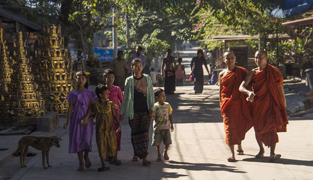 In Myanmar bepalen monniken het straatbeeld.