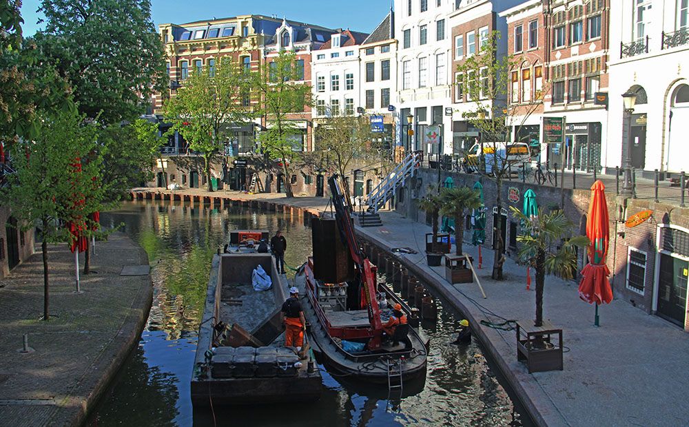 baggerwerkzaamheden in de Oudegracht in Utrecht