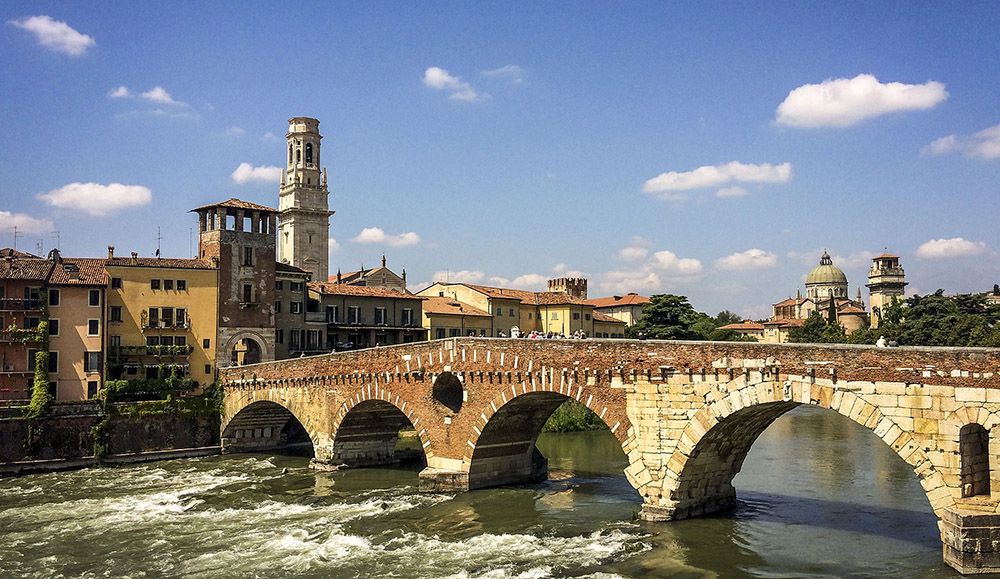 Stadspoort met brug in Verona, Italië