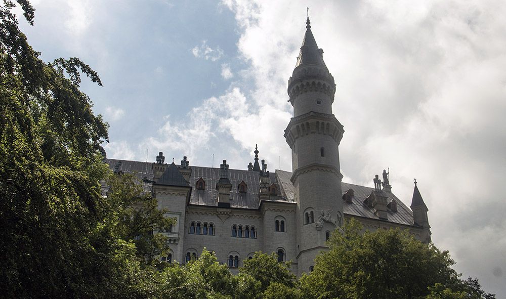 Zicht op Neuschwanstein tijdens de beklimming van de heuvel