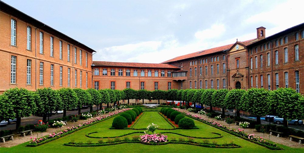 Binnenplaats in de roze stad Toulouse