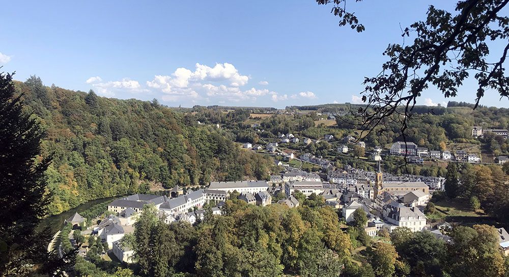 Uitzicht op Bouillon in de Belgische Ardennen