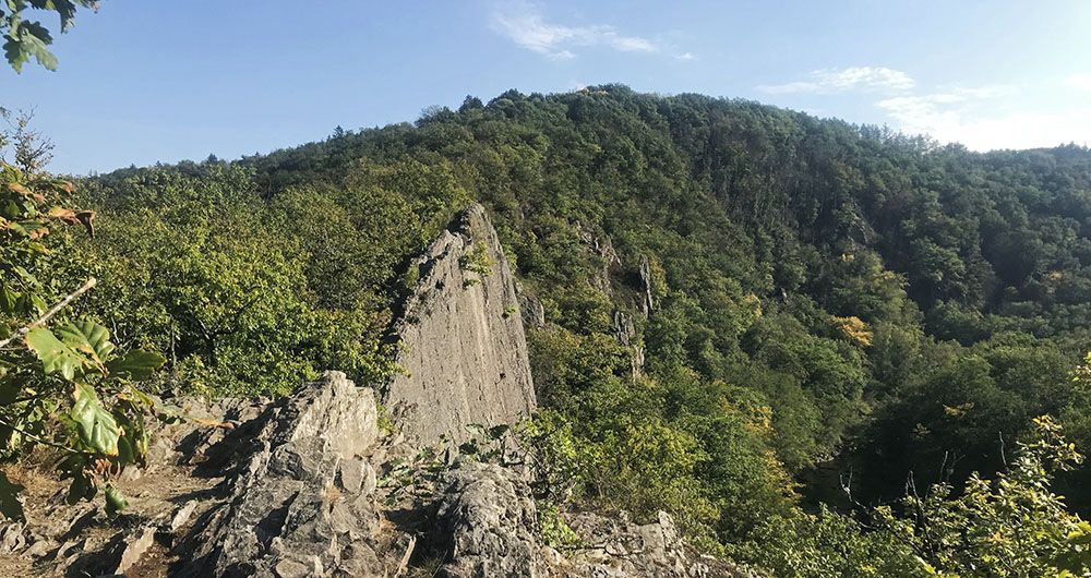 Rotswand van Le Herou in de Belgische Ardennen