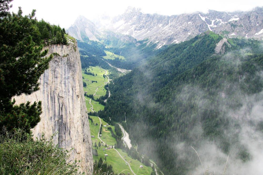 Steile bergwand in de Dolomieten met mist