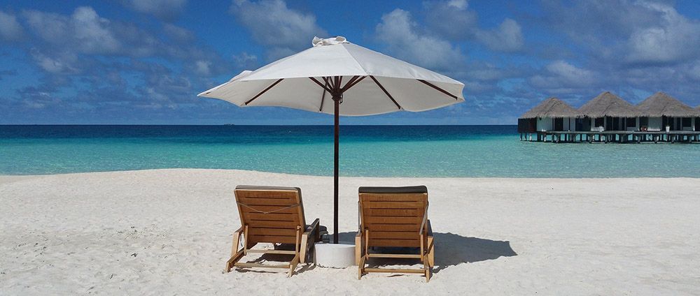 Strandstoelen op een Bountry-strand op de Malediven