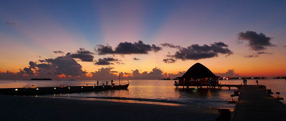 Zonsondergang bij een resort op de Malediven