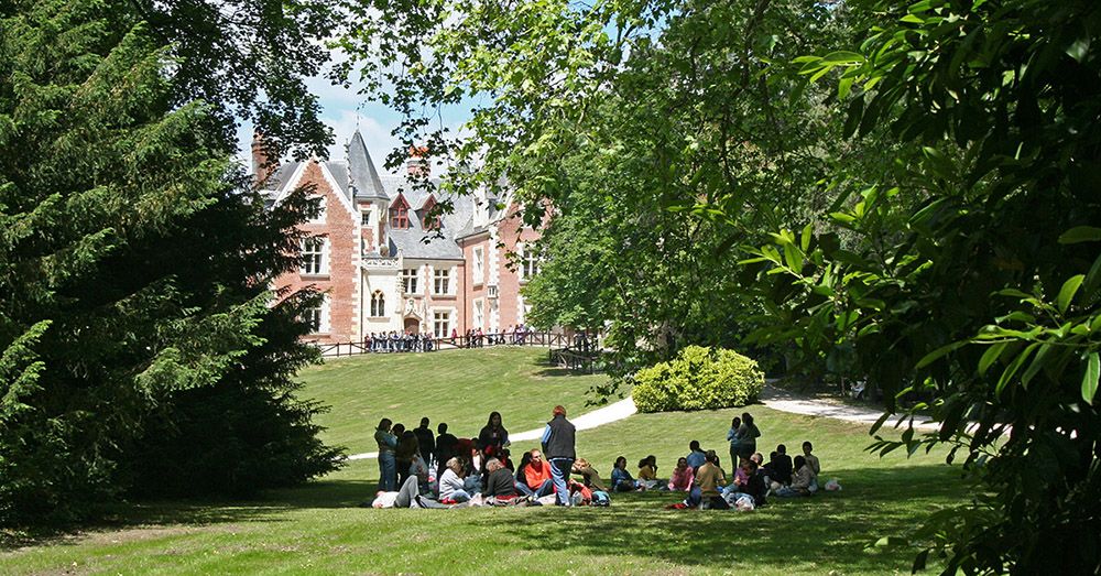 mensen in het kasteelpark langs de Loire.