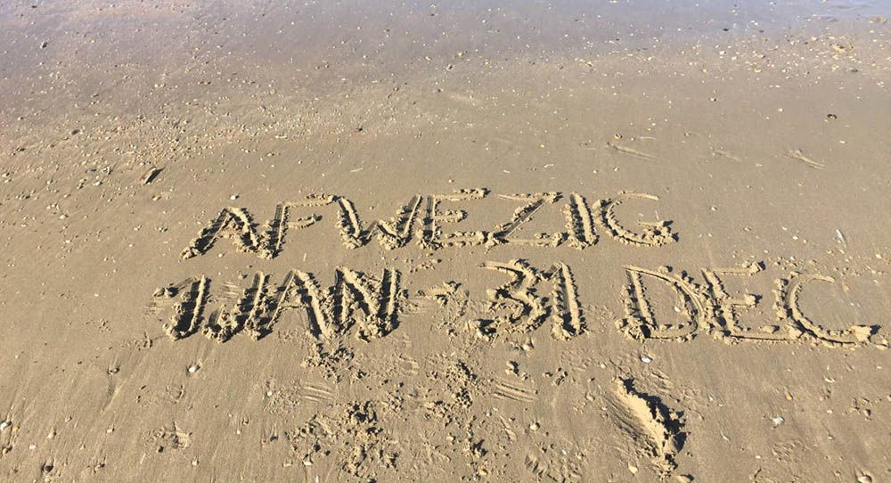 Bericht in het strandzand geschreven over een sabbatical nemen