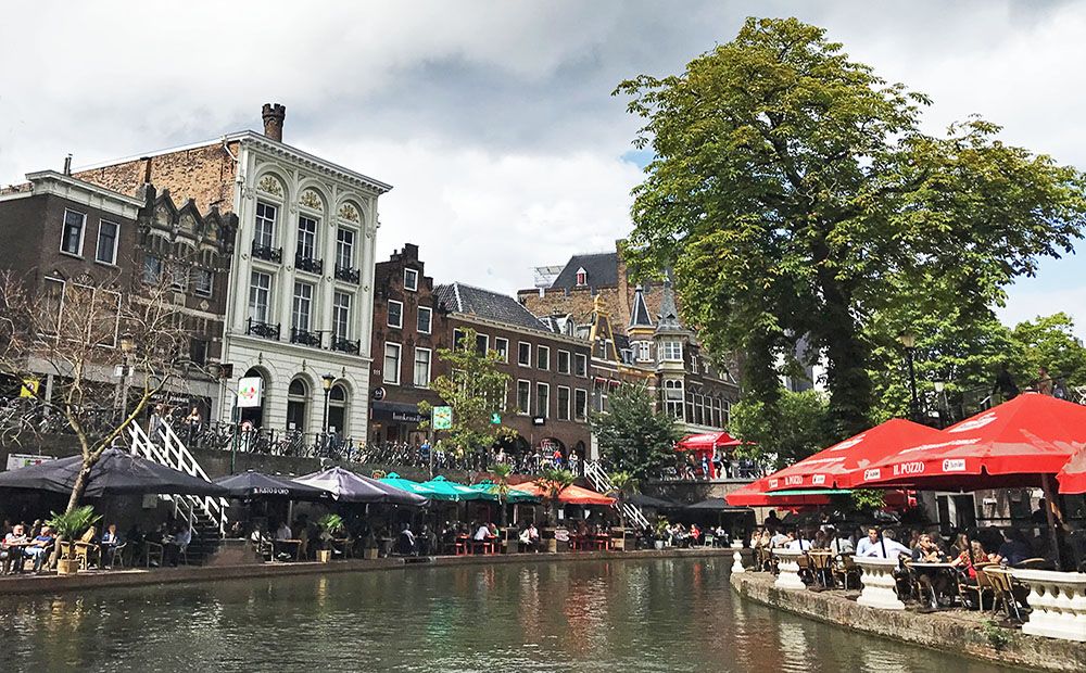 terrassen aan de Oudegracht in Utrecht