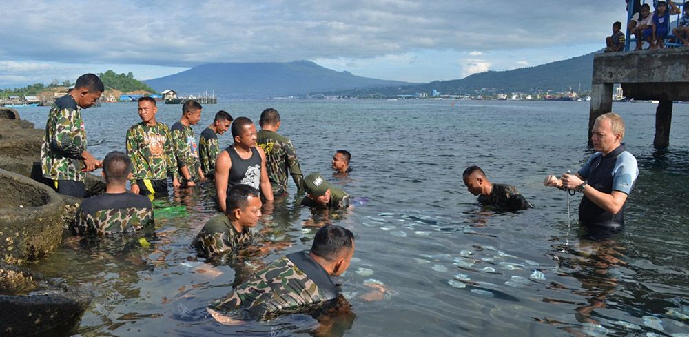 Uitleg van ecoresort aan mariniers Indonesië om koraaltuin aan te leggen