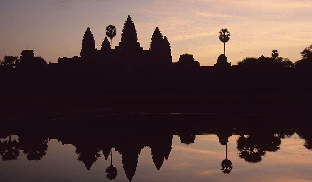 Angkor Wat in Cambodja bij zonsopkomst en weerspiegeling in het water