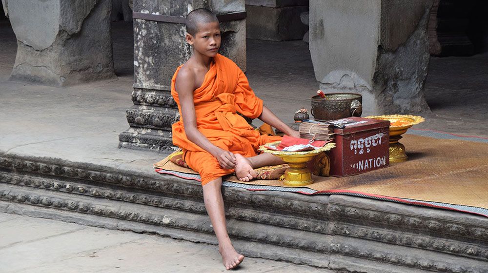 Jonge monnik bij de Angkor Wat.