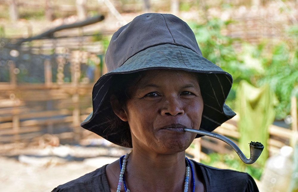 Lokale bewoonster met pijp in de jungle bij Ban Lung.