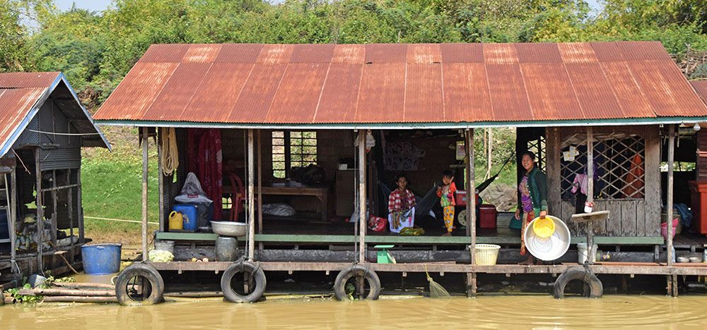 Eenvoudig huisje bij floating village nabij Siem Reap.