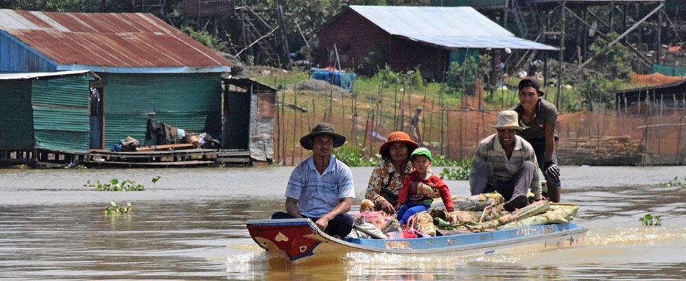 Familie vaart op rivier bij Siem Reap.