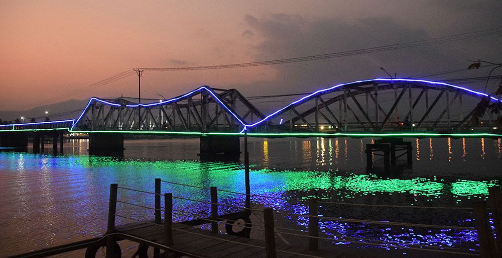 Verlichte brug over rivier in Kampot.