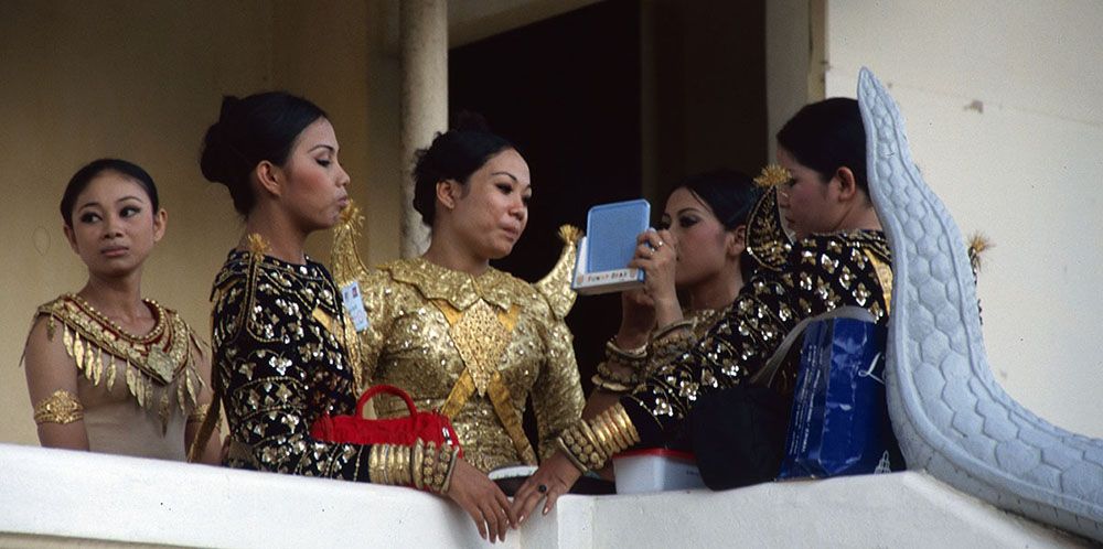 Cambodjaanse vrouwen bij het koninklijk paleis in Phnom Penh.