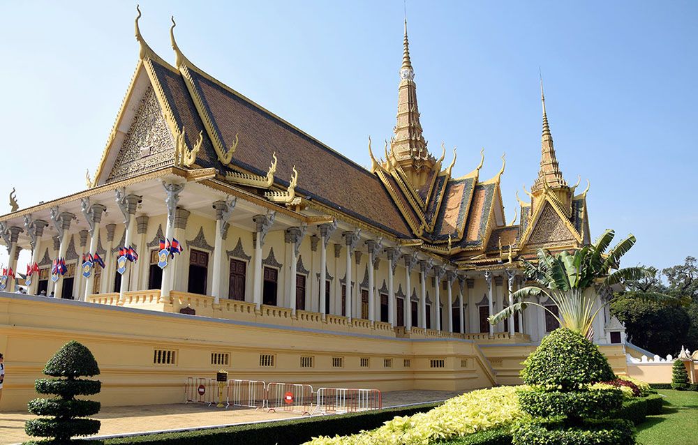 Het Koninklijk Paleis in Phnom Penh in volle zon.