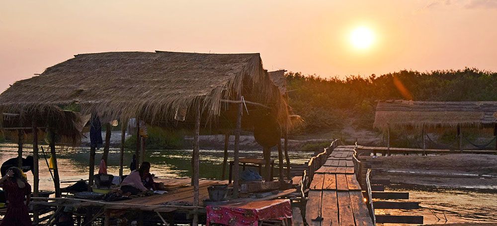 Zonsondergang bij floating village in de buurt van Kratie, Cambodja.