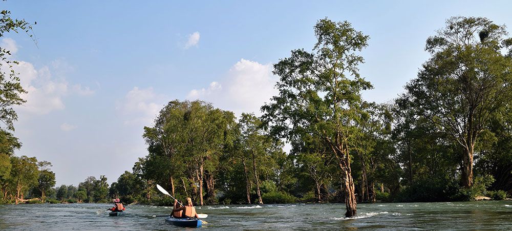 Kayakken op rivier bij Kratie om irrawaddy dolfijnen te zien.