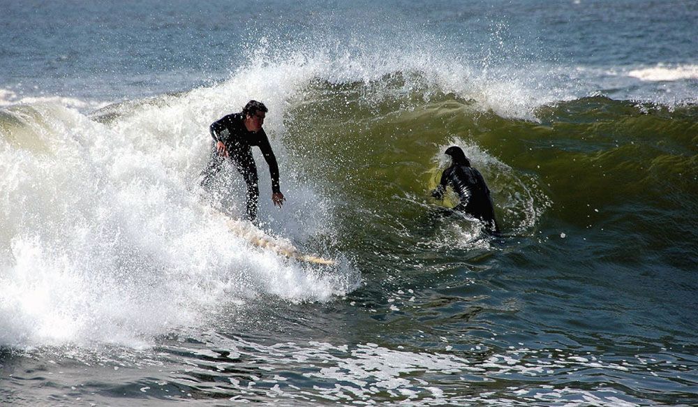 Surfers op de golven bij Arica in Chili