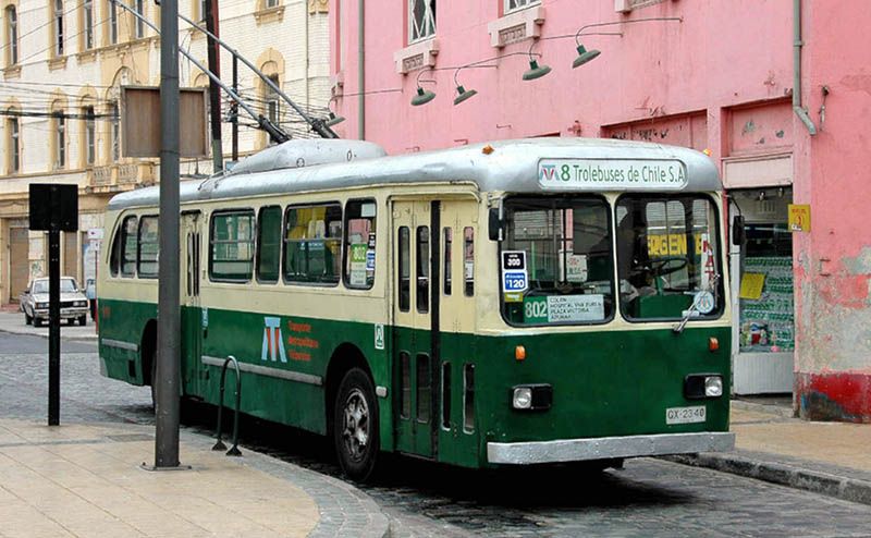 Trolleybus in het centrum van Santiago in Chili