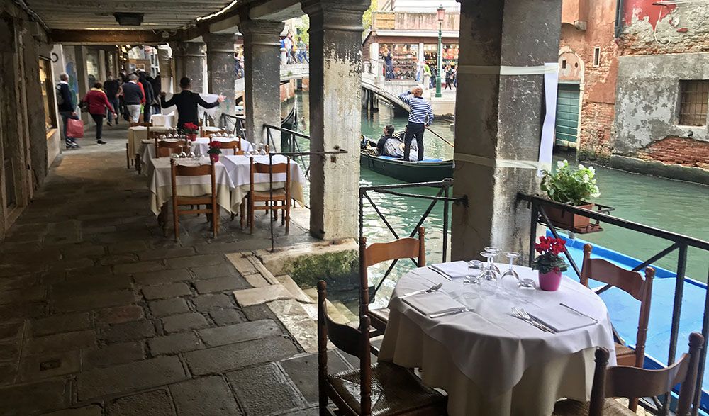 Restaurant aan het water in Venetië