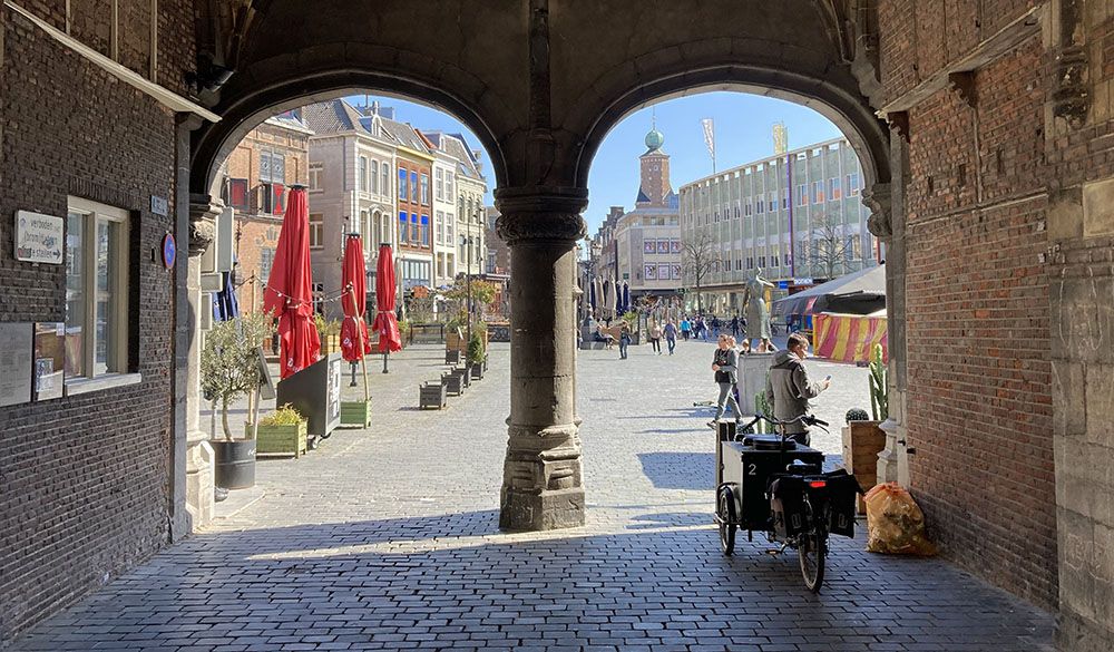 Kerkboog richting de Grote Markt van Nijmegen