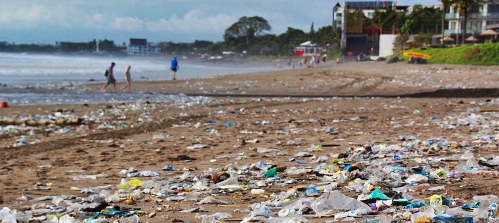 Plastic afval op het strand van Bali