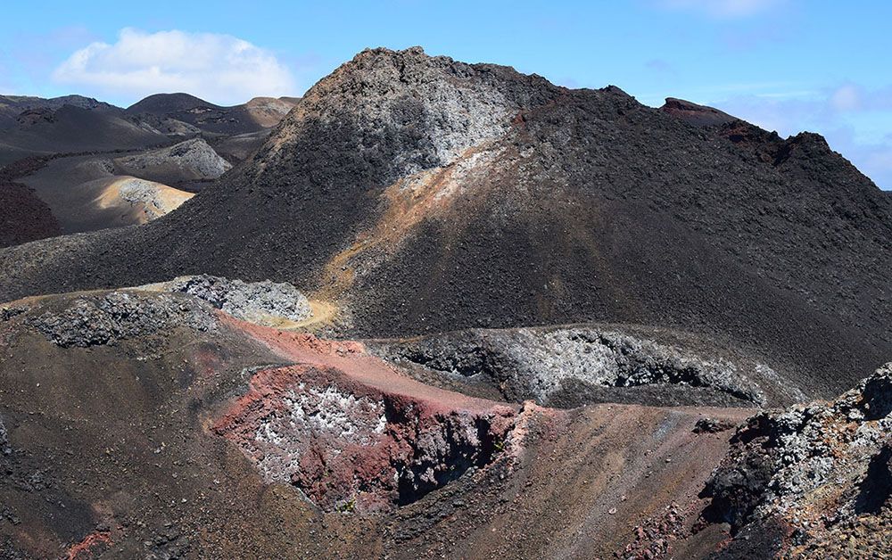 Kleurrijk landschap bij Sierra Negra op de galapagos eilanden.