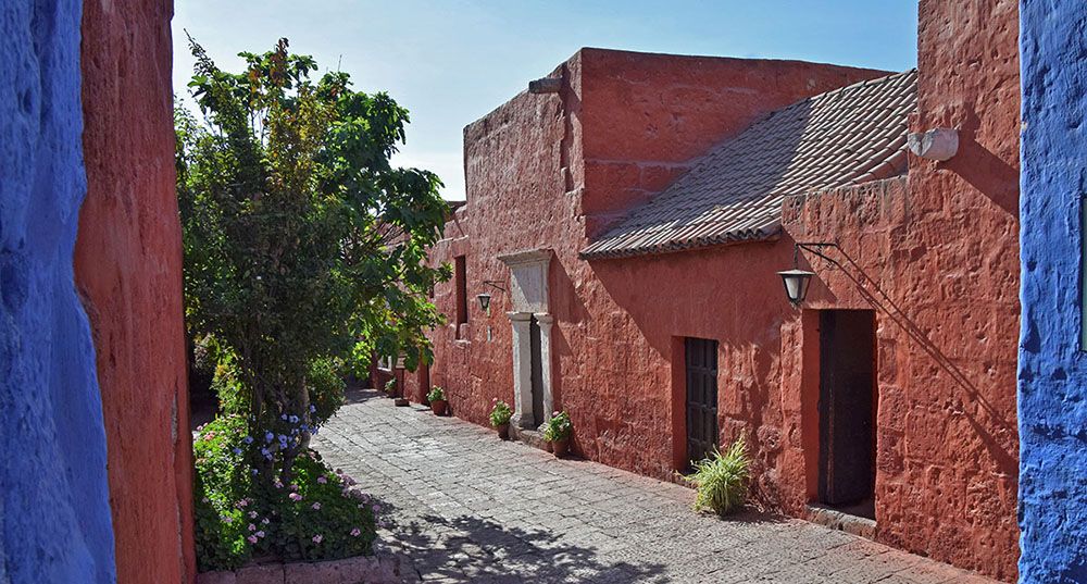 rood gepleisterde gebouwen bij Monasterio de Santa Catalina in Arequipa