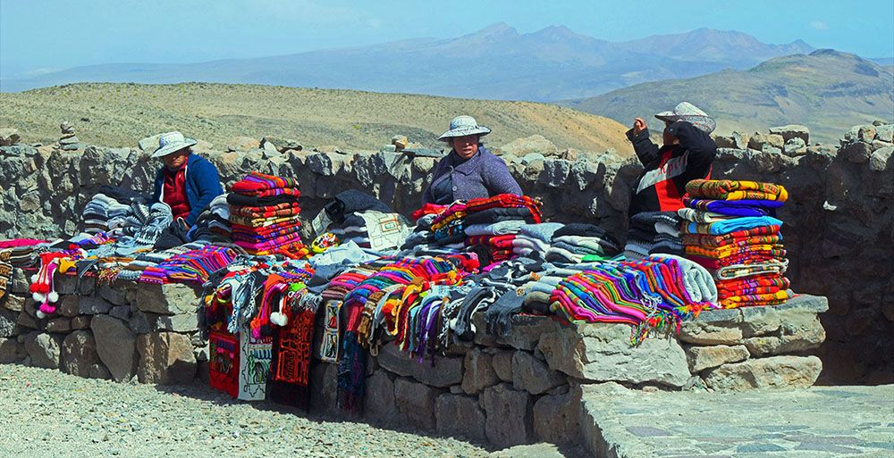 Kleurrijke stoffen te koop bij de Colca Canyon