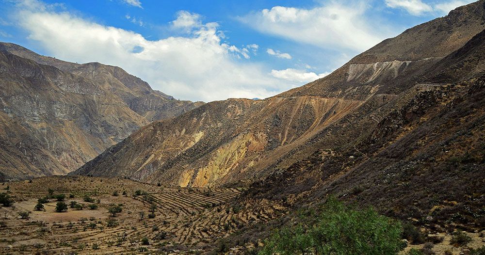 Vallei en bergen bij de Colca Canyon