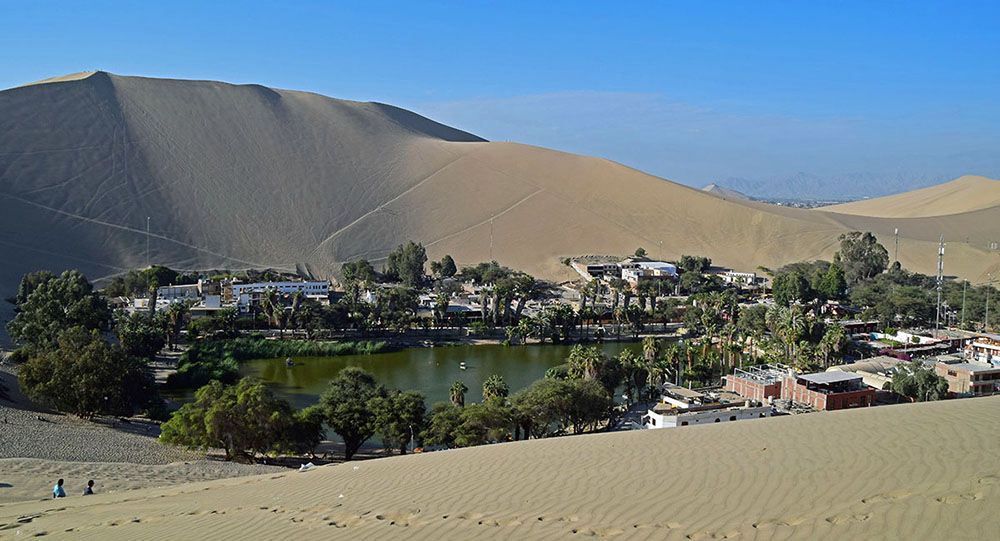 Huacachina ligt als een oase temidden van de duinen