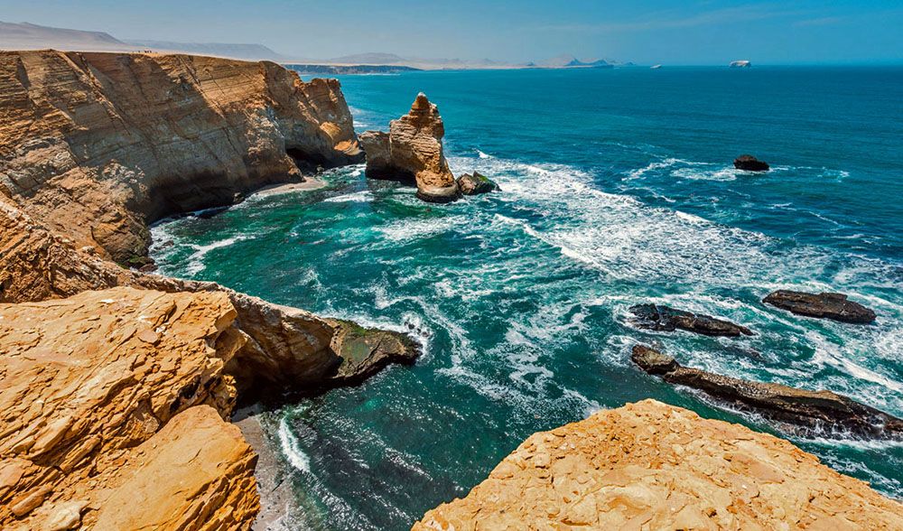 Steile rotskliffen bij Paracas in Peru