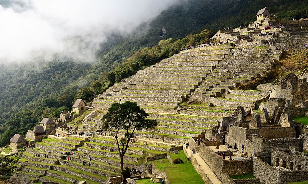 In de ochtend geeft de nevel een mystieke sfeer bij Machu Picchu