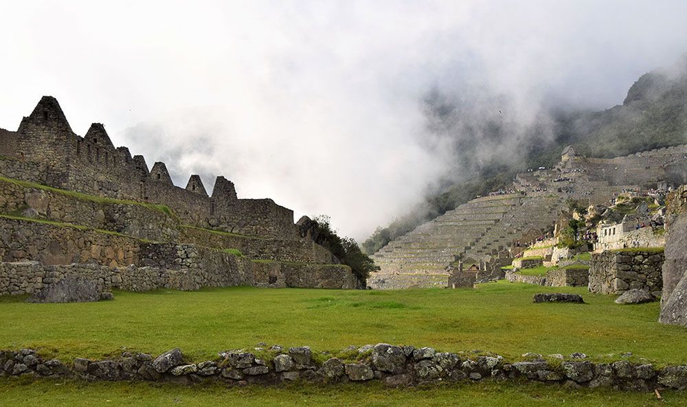 Een overzicht van de ruïnes bij Machu Picchu