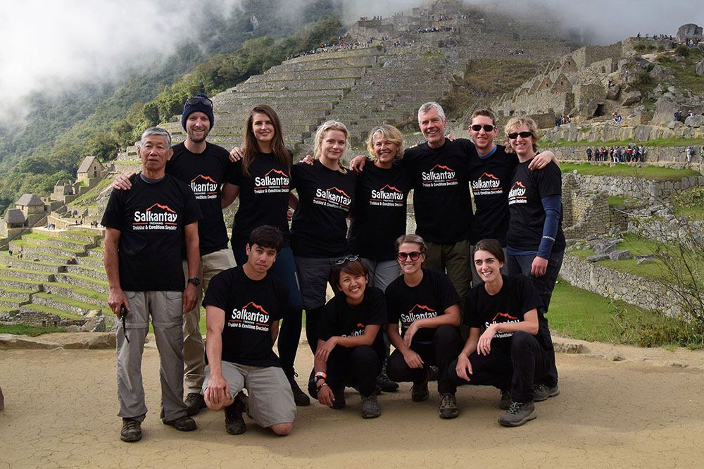 De groep van Salkantay Trekking bij Machu Picchu